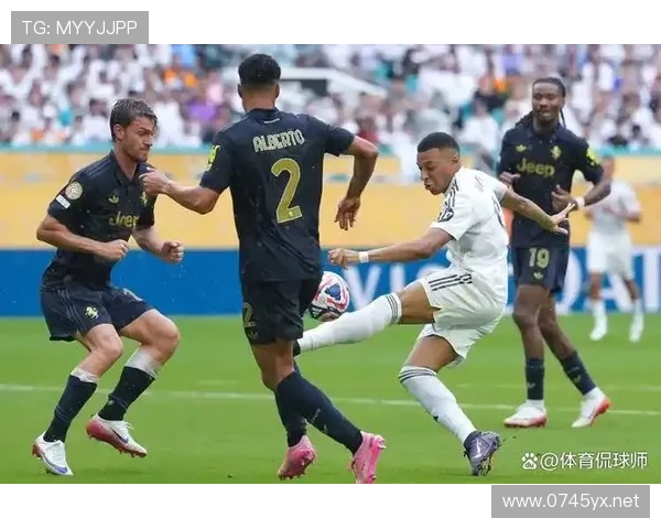 皇马中锋短缺问题在赛季后半段显现,对球队进攻体系稳定性带来考验。 皇马中锋短缺问题在赛季后半段显现,对球队进攻体系稳定性带来考验。