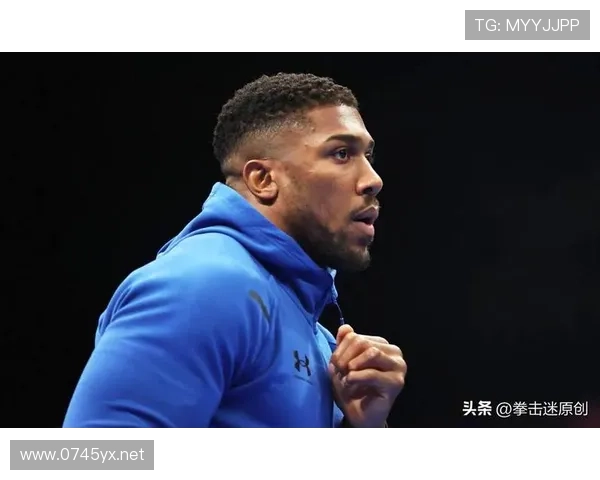 安东尼·约书亚训练完直接去夜店，保镖扛着蛋白粉桶跟在后面