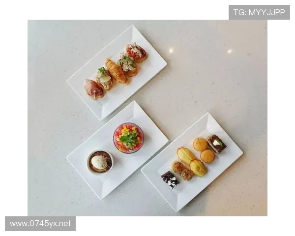 李娜今早晒的早餐摆设，盘子比我家整套餐桌还贵，直接破防了