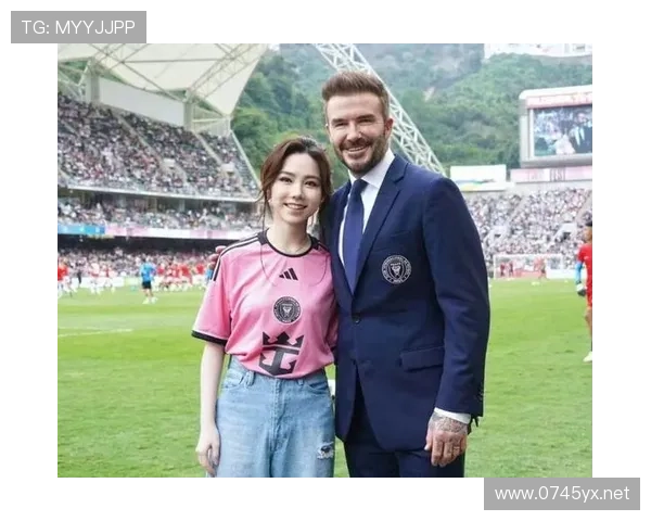 贝克汉姆抱娃自拍，随手一杯果汁的价钱比我月供还高